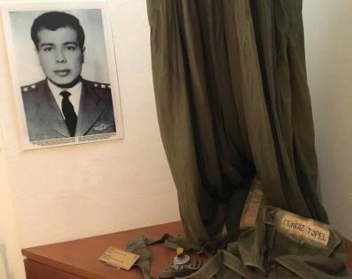 Şehit Pilot Cengiz Topel'in Mezarı