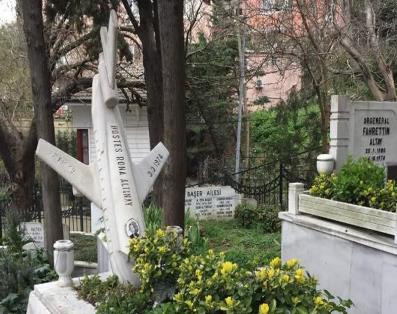 Hostes Rona Altınay Mezarı